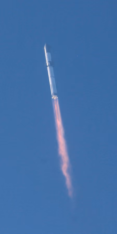 青空に向かって上昇するStarship、2023年4月20日の統合飛行試験