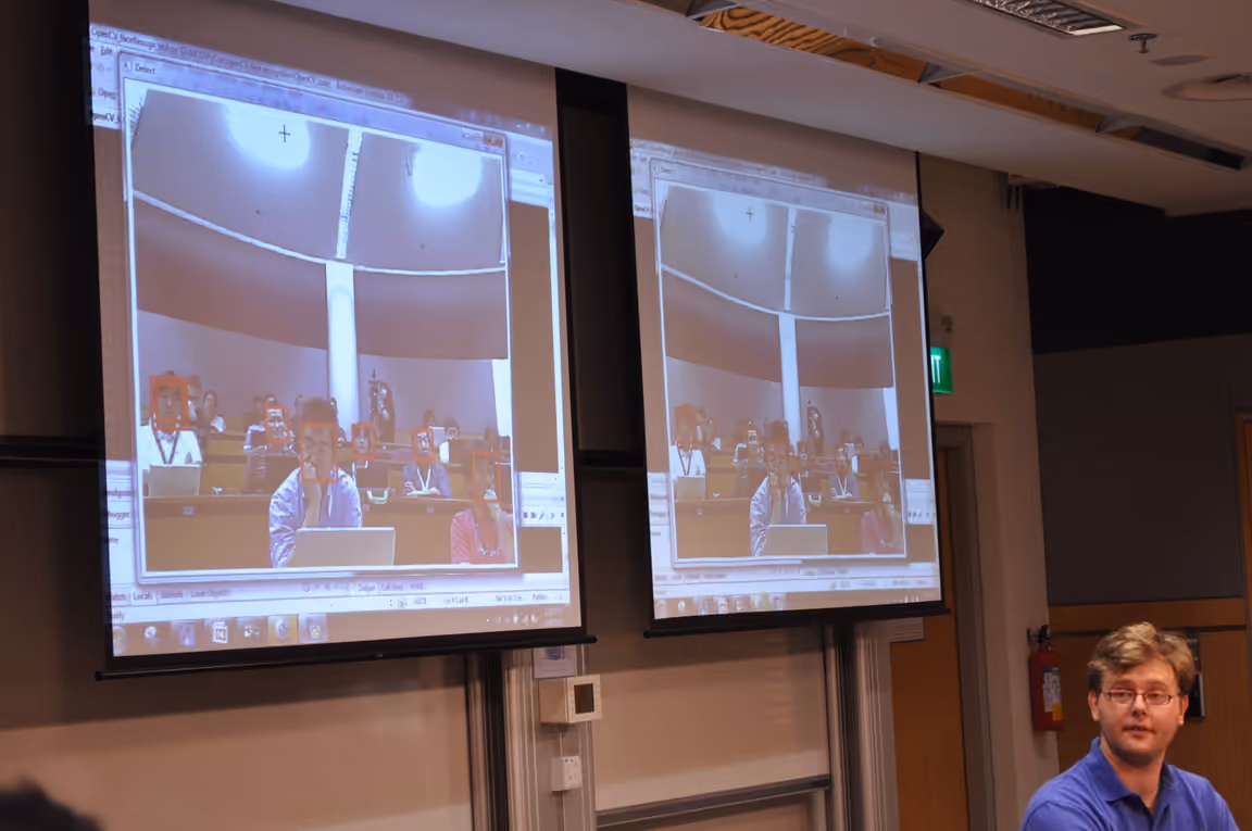 シンガポール経営大学で開かれた2010年のPyCon Asia Pacific。講義室でOpenCVによる顔検出の実演が映し出されている
