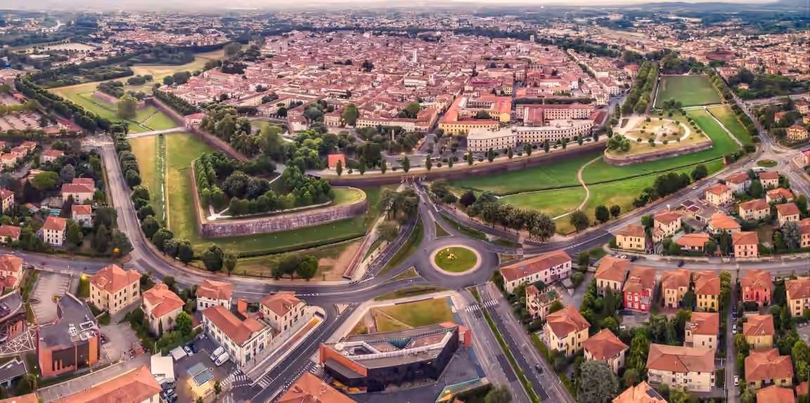 ドローンから撮影したイタリア・ルッカの市街地と城壁